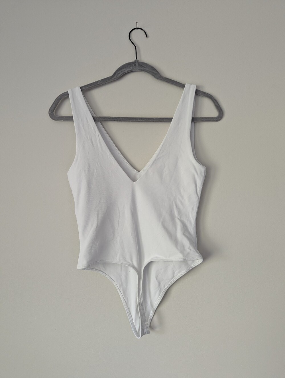 Aritzia Babaton Contour V-Neck Bodysuit Thong Cut - Picture 4 of 9